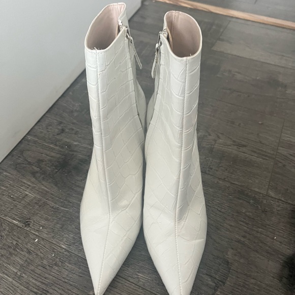 Pointy White boots - Picture 2 of 2